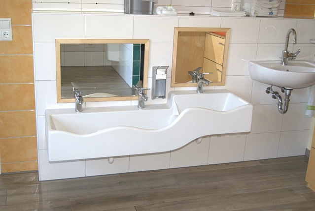 7 Badezimmer kleine Löwenburg.jpg