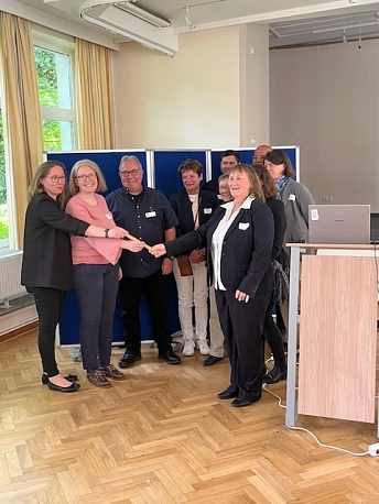 Alte schule Eröffnung Gruppenfoto.jpg