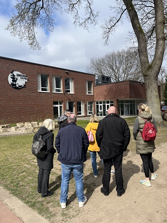 Die Verwaltung Nordstormarn informiert sich über den Neubau der Grundschule Lauenbrück