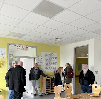 Die Verwaltung Nordstormarn besichtigt die Räumlichkeiten der Grundschule Lauenbrück