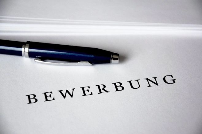 Bewerbungspapier mit einem Stift auf dem Papier liegend