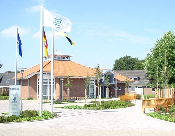 Bild vom Rathauseingang im Sommer&nbsp;&copy;&nbsp;Samtgemeinde Fintel