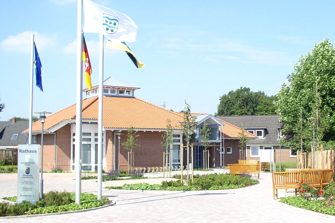 Bild vom Rathauseingang im Sommer