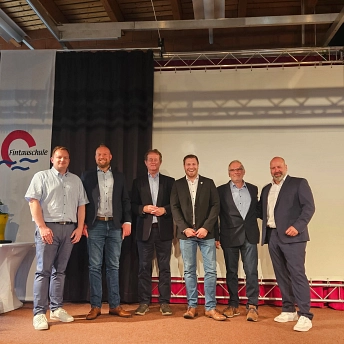 Entlassungsfeier Fintauschule Gruppenbild.jpg