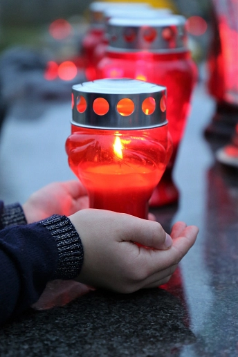 Ewigkeitslichter Rote Ewigkeitslichter auf einem Grabstein bei Regen © pixabay.com