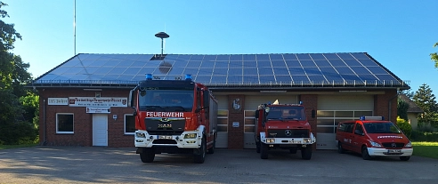 Das Feuerwehrhaus der Ortswswehr Fintel mit seinen drei Fahrzeugen, die ein Stück aus der Halle vorgefahren sind.&nbsp;&copy;&nbsp;Samtgemeinde Fintel