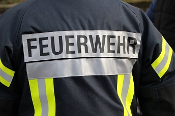 Rückenaufnahme einer Person mit einer Feuerwehrjacke&nbsp;&copy;&nbsp;pixabay.com