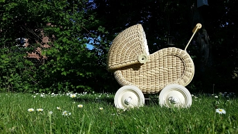 Geflochtener Kinderwagen auf einer grünen Wiese&nbsp;&copy;&nbsp;pixabay.com