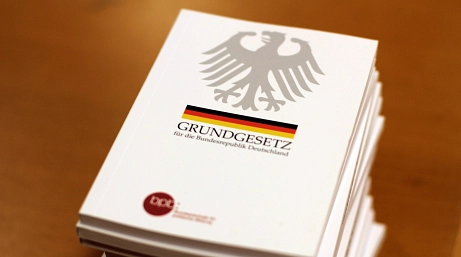 Papierstapel, oben auf liegt das Grundgesetz der Bunderepublik Deutschland