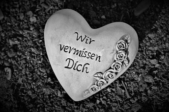 Steinherz mit der Aufschrift wir vermissen dich in schwarz weiß&nbsp;&copy;&nbsp;pixabay.com
