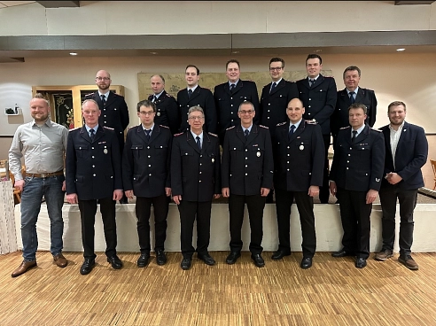Gruppenfoto der Kameraden der Freiwilligen Feuerwehr Helvesiek auf der Jahreshauptversammlung&nbsp;&copy;&nbsp;Michael Lüdemann