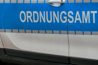 Autotür mit der Aufschrift Ordnungsamt mit Reflexionsstreifen&nbsp;&copy;&nbsp;pixabay.com