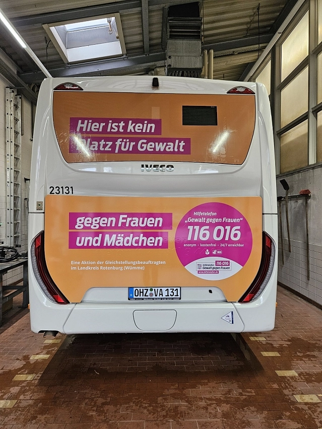 Heck eines Linienbusses mit Werbung zu den Orange Days beklebt.
