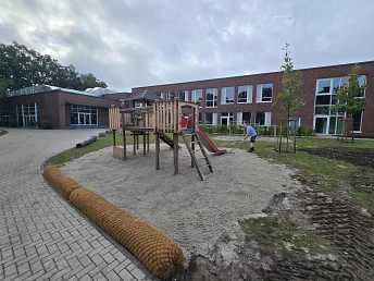 Schulhof GS Lau IV.JPG