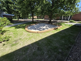 Schulhof GS Lau.JPG