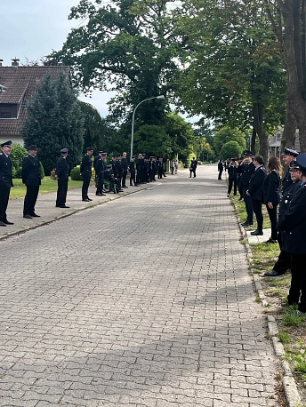 Feuerwehrkameraden im Schwarzen Weg
