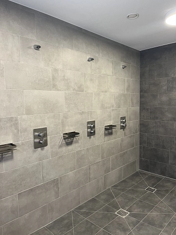 Duschen im neuen Sporthaus in Helvesiek