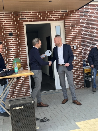 Bürgermeister Merten Lüdemann nimmt zur Eröffnung des neuen Sporthauses in Helvesiek einen symbolischen Schlüssel entgegen