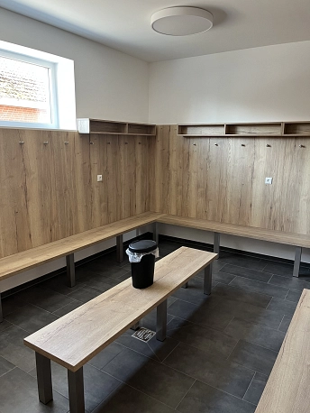 Umkleidekabine im neuen Sporthaus in Helvesiek