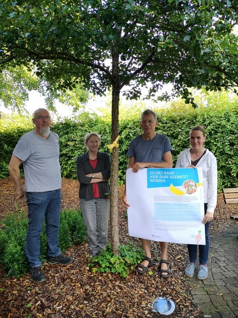 Abbildung von vier Menschen, welche an der Aktion "Gelbes Band" teilnehmen&nbsp;&copy;&nbsp;Samtgemeinde Fintel