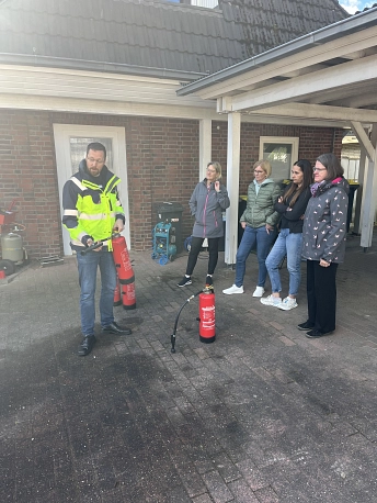Übung Feuerlöscher II.jpg