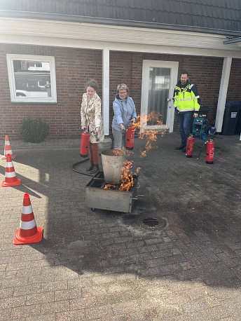 Übung Feuerlöscher.jpg
